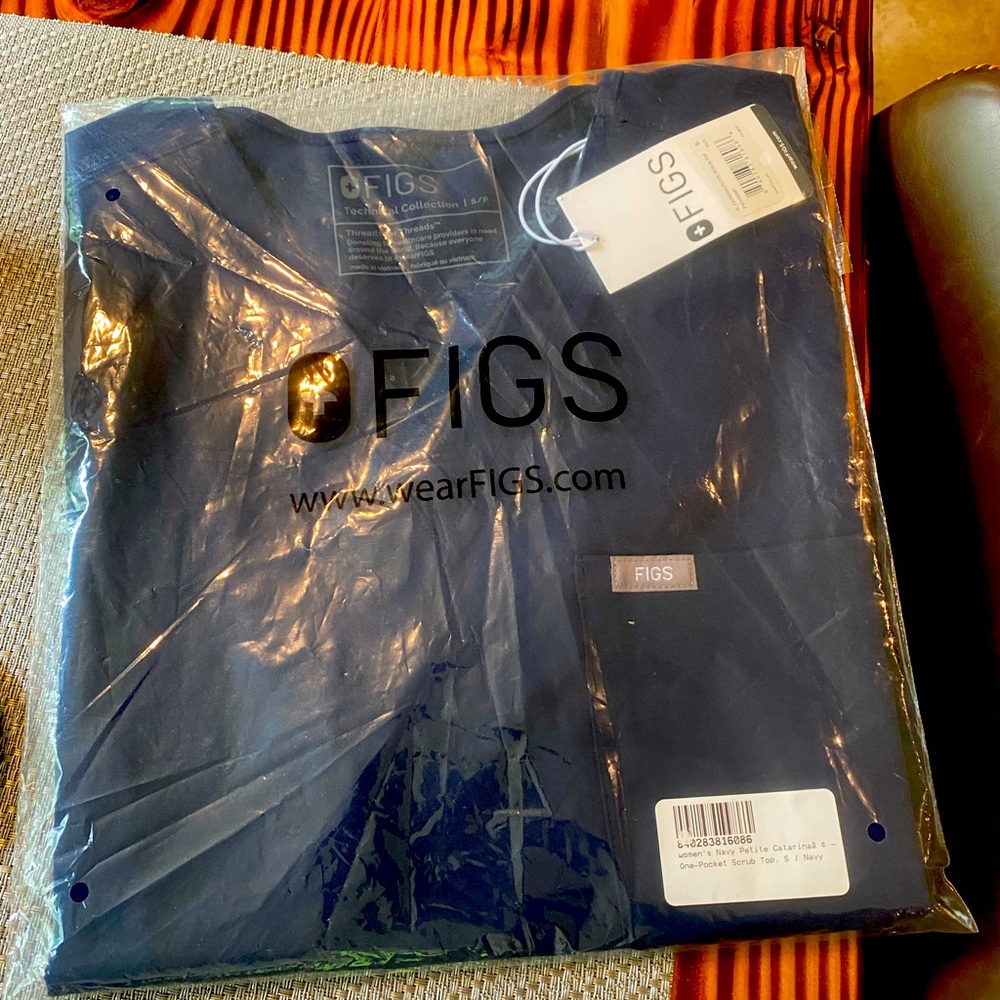 Figs Women’s Navy Petite Catarina one-pocket scrub top. Small. Navy